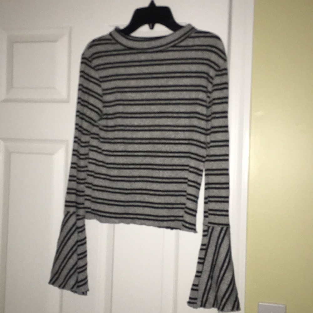 Cropped flare sleeve top